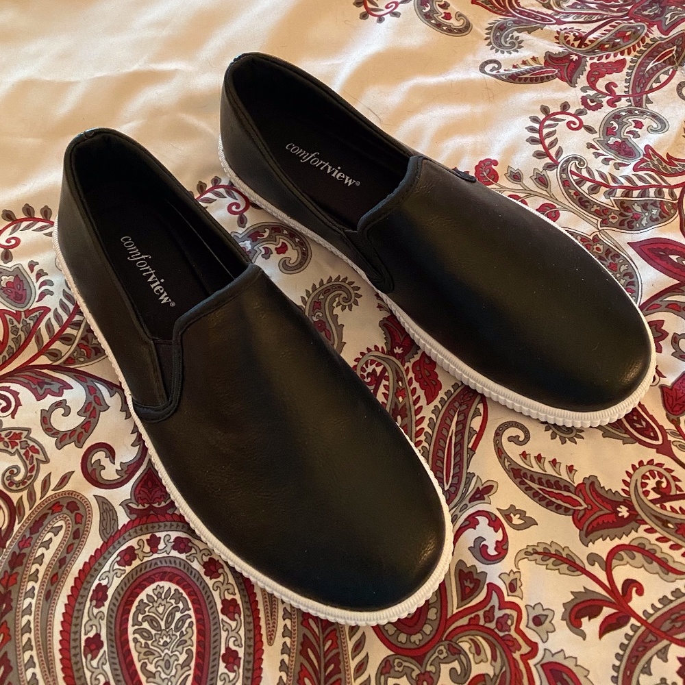 New black Comfortview 8.5W slip on shoes